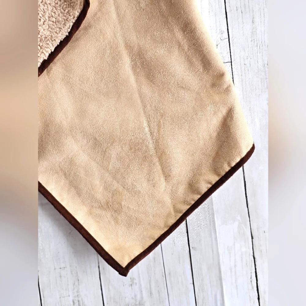 Gibson Latimer Fall Faux Suede & Sherpa Lined Tan/Cream Asymmetrical Flowy Vest - Picture 3 of 16
